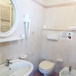 מלון Crystal Con Piscina Estiva Privata 3*