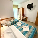 Crystal Con Piscina Estiva Privata מלון