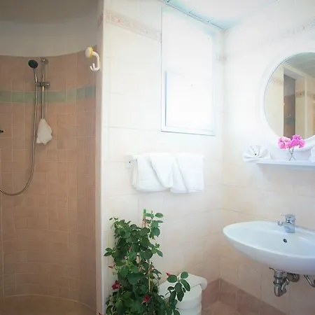 Crystal Con Piscina Estiva Privata Hotel