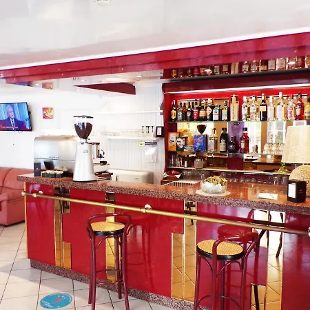 Crystal Con Piscina Estiva Privata מלון