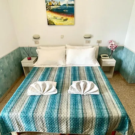 Hotel Crystal Con Piscina Estiva Privata 3*