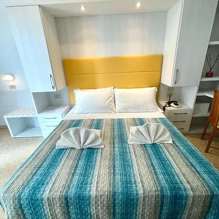Hotel Crystal Con Piscina Estiva Privata