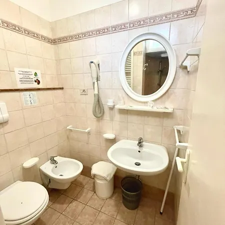 Crystal Con Piscina Estiva Privata 3*