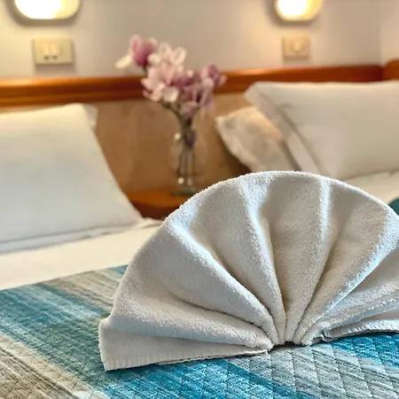 Crystal Con Piscina Estiva Privata Hotell