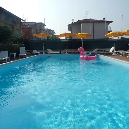 Crystal Con Piscina Estiva Privata Rimini
