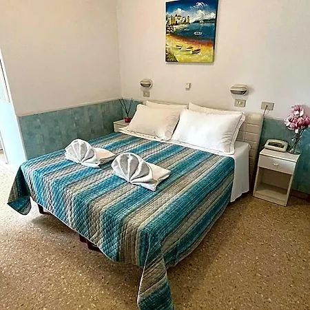 Crystal Con Piscina Estiva Privata 3*