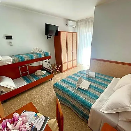 Crystal Con Piscina Estiva Privata 3*