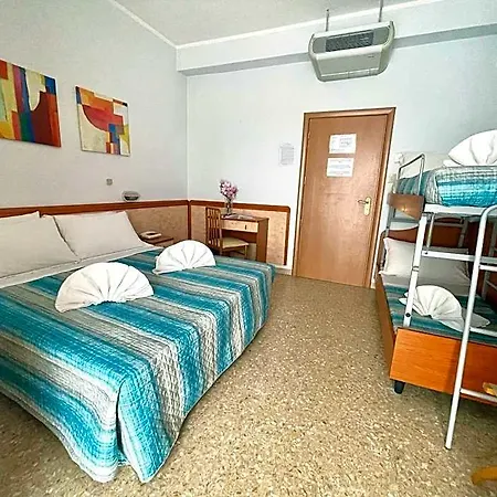Hotel Crystal Con Piscina Estiva Privata Rimini
