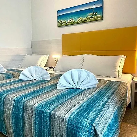 Crystal Con Piscina Estiva Privata 3*