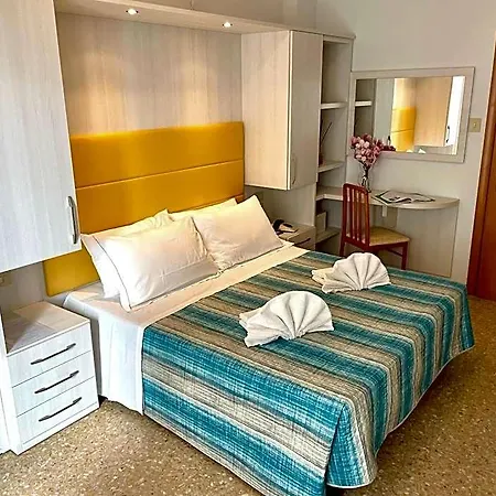 Crystal Con Piscina Estiva Privata 3*