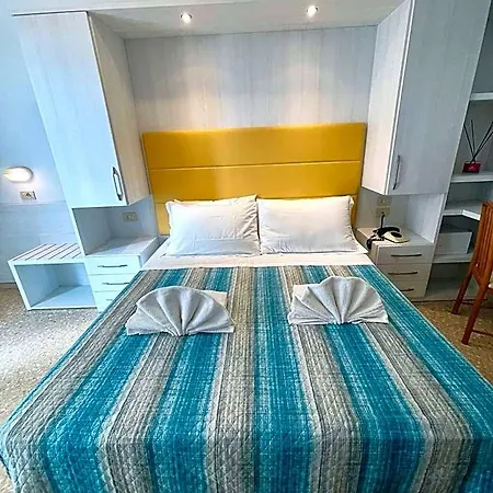 Crystal Con Piscina Estiva Privata 3* Rimini