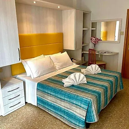 Crystal Con Piscina Estiva Privata Hotel 3*