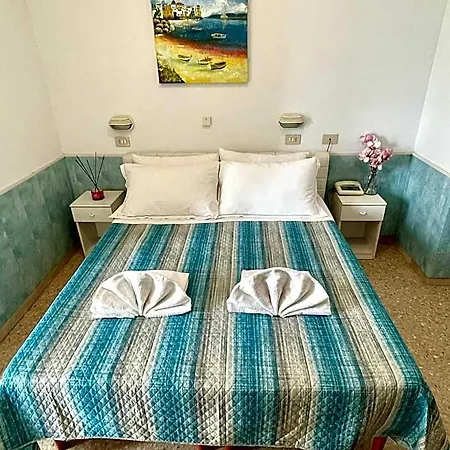 Crystal Con Piscina Estiva Privata 3*