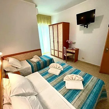 Crystal Con Piscina Estiva Privata Hotel Rimini