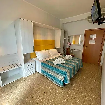 Crystal Con Piscina Estiva Privata Hotel 3*
