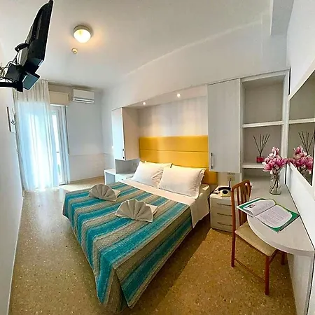 Crystal Con Piscina Estiva Privata Hotel 3*