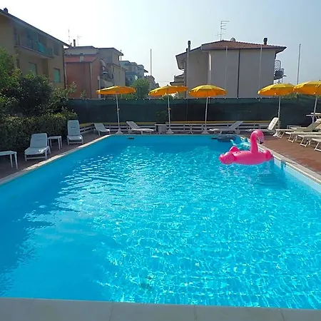 Crystal Con Piscina Estiva Privata 3* Rimini