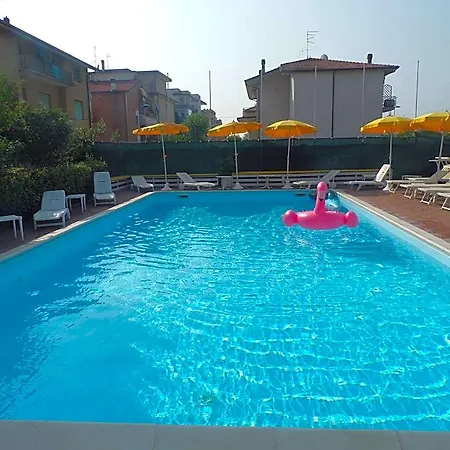 Crystal Con Piscina Estiva Privata Hotel Rimini
