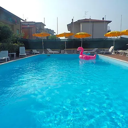 Crystal Con Piscina Estiva Privata Hotel 3*