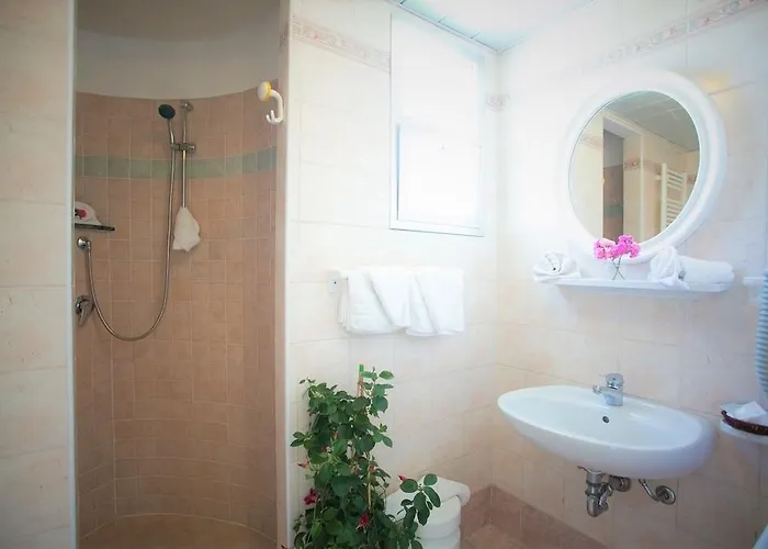 Crystal Con Piscina Estiva Privata Hotel