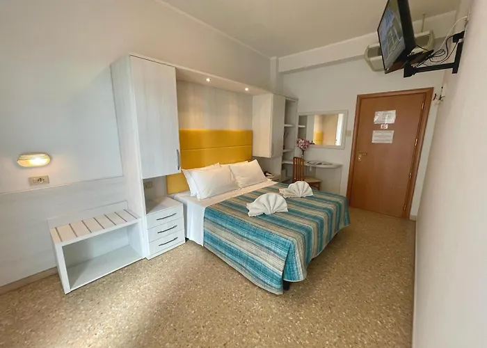 Crystal Con Piscina Estiva Privata 3* 리미니