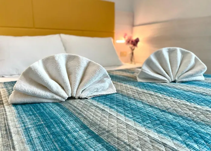 Crystal Con Piscina Estiva Privata Hotell 3*