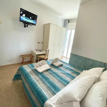 Crystal Con Piscina Estiva Privata מלון