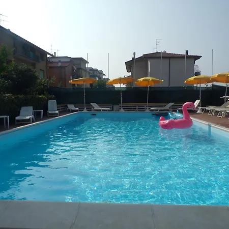 Crystal Con Piscina Estiva Privata 3* リミニ