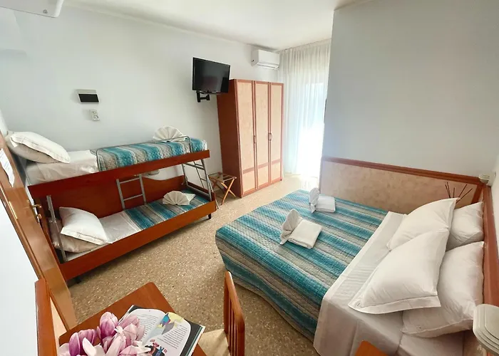 Crystal Con Piscina Estiva Privata מלון 3*