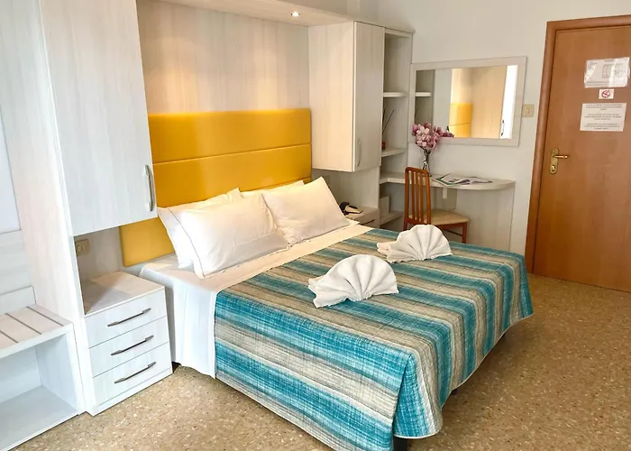 Crystal Con Piscina Estiva Privata מלון 3*