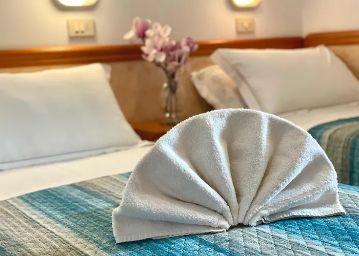 Crystal Con Piscina Estiva Privata מלון