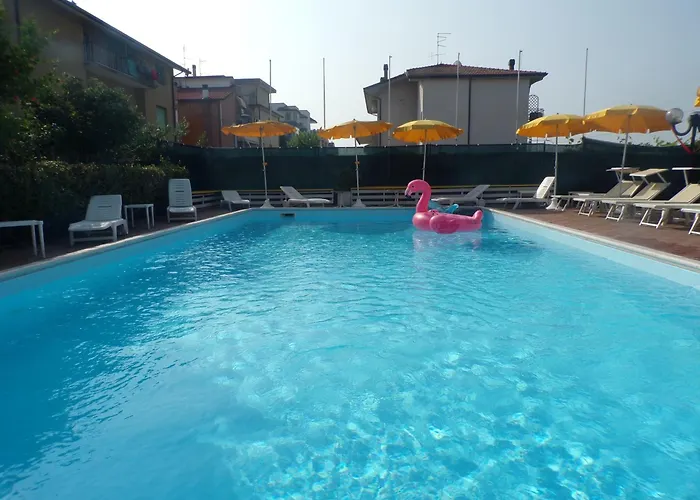 Crystal Con Piscina Estiva Privata Rimini