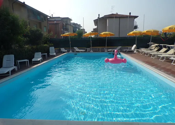 Crystal Con Piscina Estiva Privata Hotel